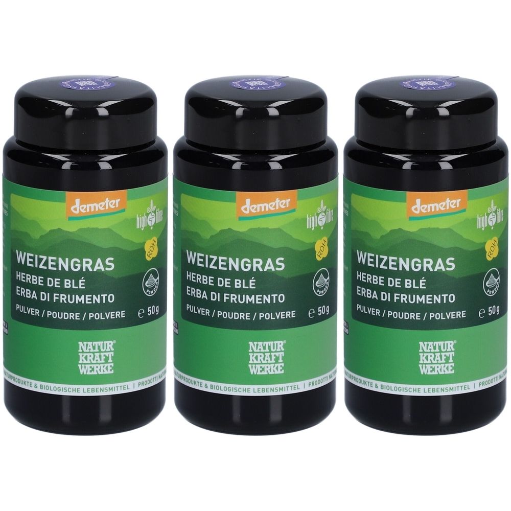 Trois boîtes de poudre de Weizengras. Couvercles noirs, étiquettes vertes avec nom du produit et logo Demeter. "NATUR KRAFT WERKE" est visible.
