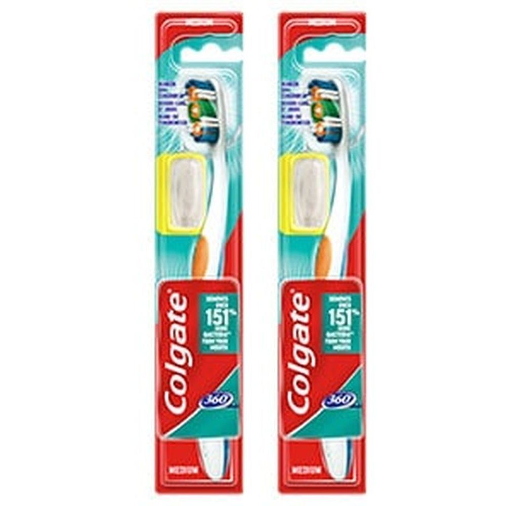 Deux brosses à dents dans leur emballage. Marque Colgate, modèle 360°, Medium. Soies vertes, bleues et blanches. Emballage rouge, blanc et bleu.