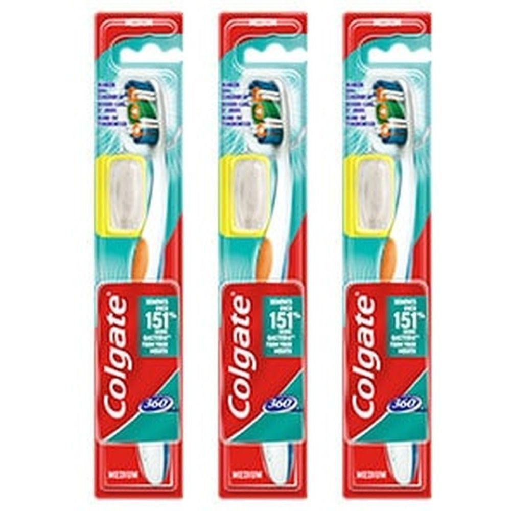 Trois brosses à dents emballées. Marque Colgate, modèle 360°. Soies Medium. Emballage rouge, blanc et vert.