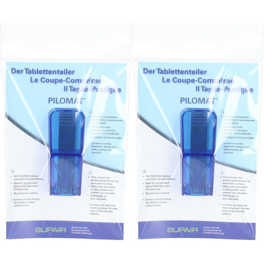 Deux coupe-comprimés bleus PILOMAT dans un emballage plastique transparent. Texte multilingue sur l'emballage.