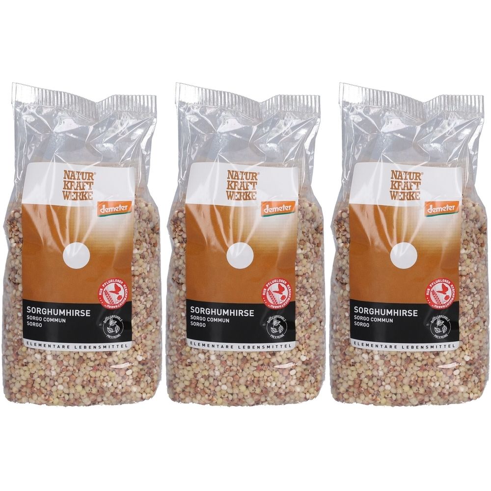 Trois sachets de sorgho. Emballage transparent avec étiquette marron et blanche. Inscription : NATURKRAFTWERKE, logo Demeter, sorgho, aliments élémentaires.