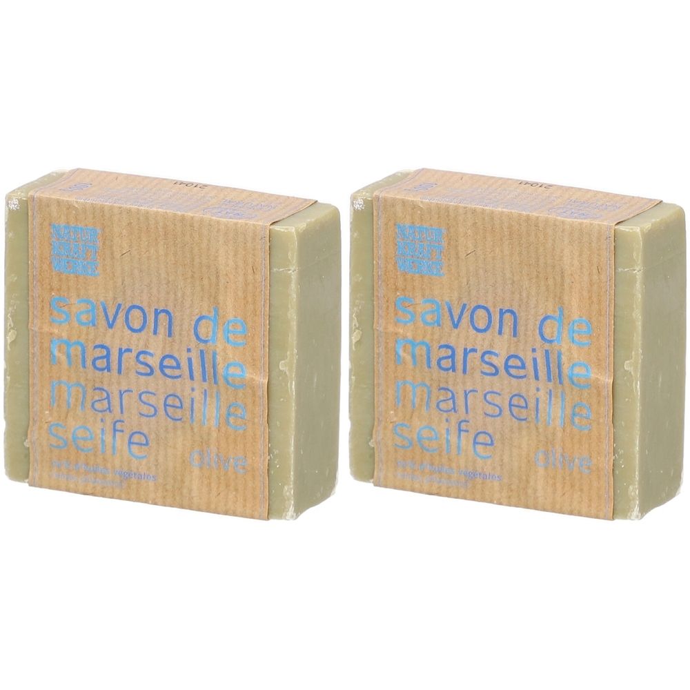 Deux savons verts avec emballage en papier. Inscription : Savon de Marseille, Marseille Seife.