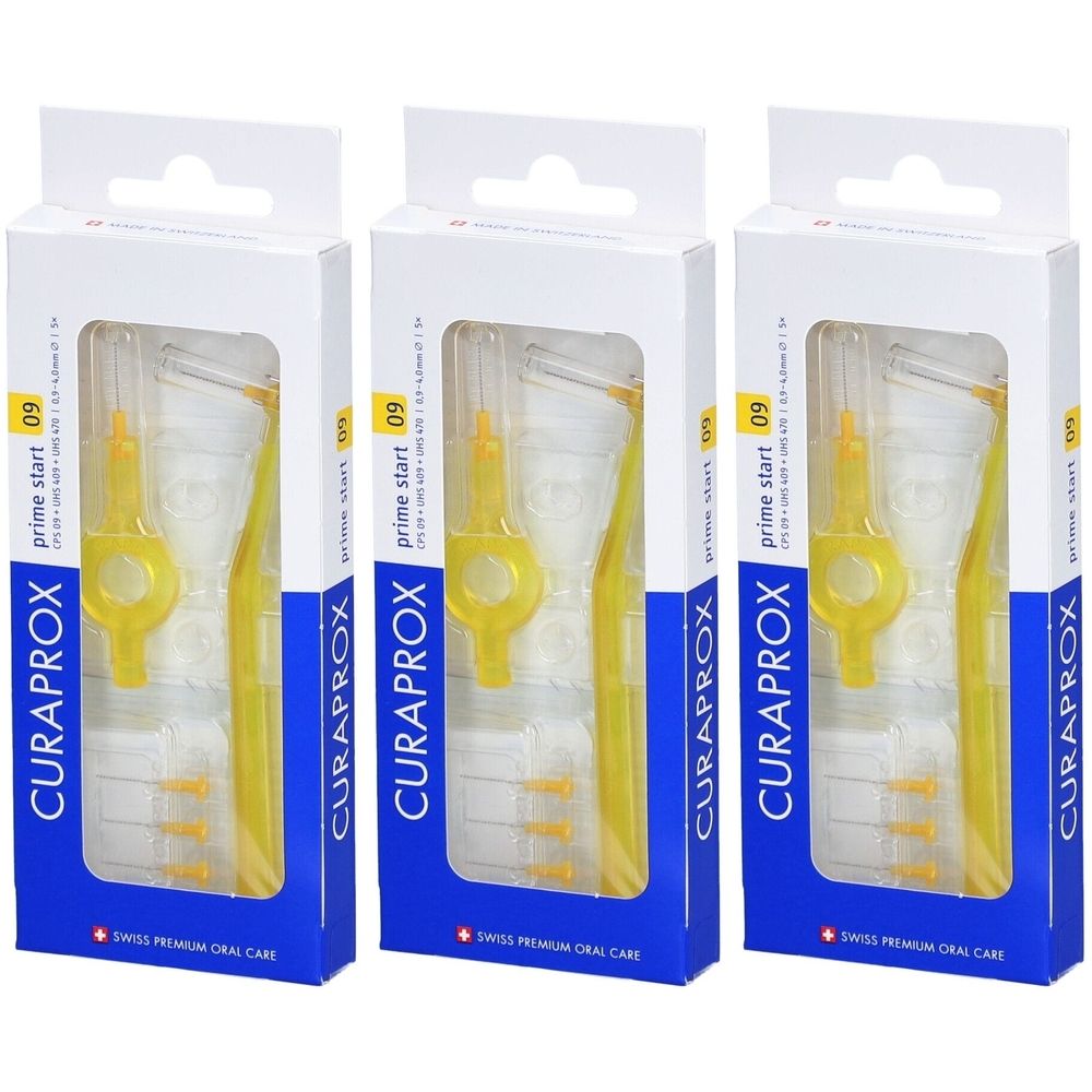 Trois boîtes de brosses interdentaires CURAPROX CPS 09. Chaque boîte contient une brosse jaune et une poignée. Emballage avec nom du produit.