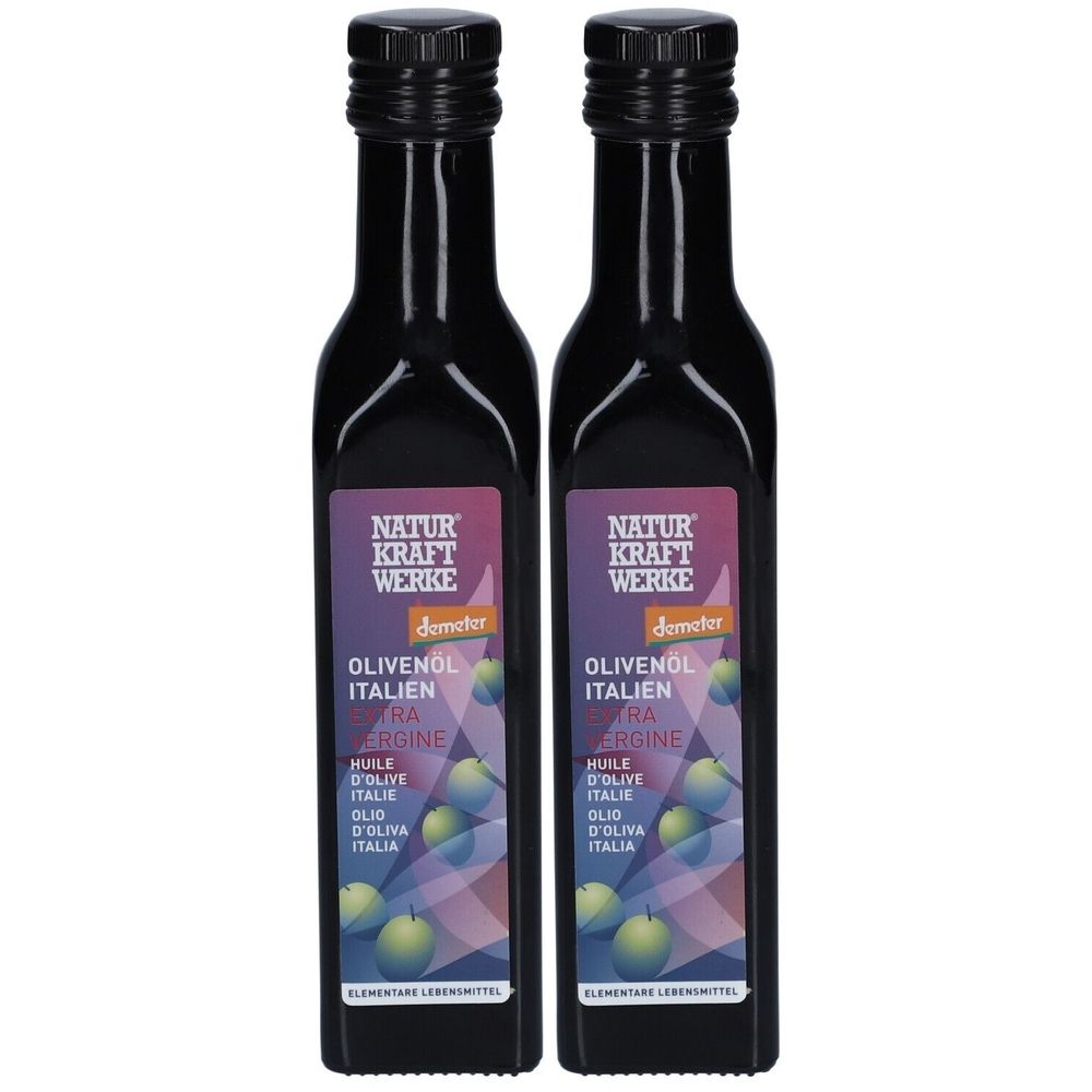 Deux bouteilles d'huile d'olive avec étiquettes. Inscription : Naturkraftwerke, Olivenöl Italien Extra Vergine, label Demeter.