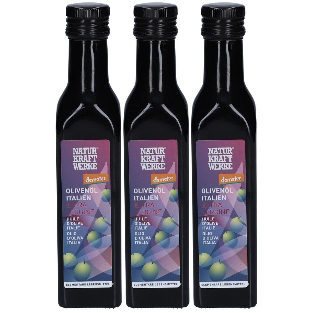 Trois bouteilles d'huile d'olive. Bouteilles noires avec étiquettes. Inscription : Naturkraftwerke, Demeter, Olivenöl Italien Extra Vergine.