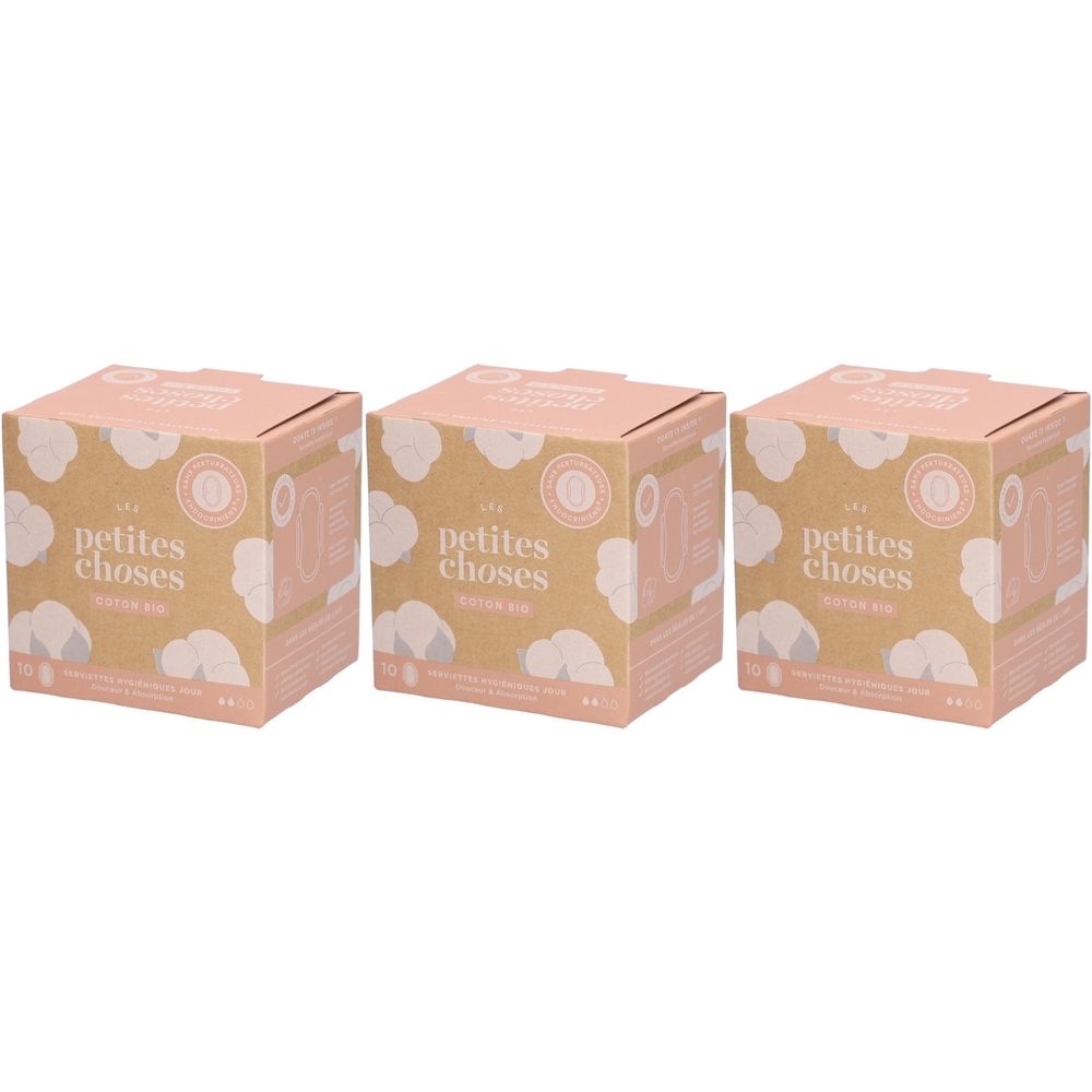 Trois boîtes carrées, emballage rose et marron. Inscription : LES PETITES CHOSES, serviettes hygiéniques en coton bio.