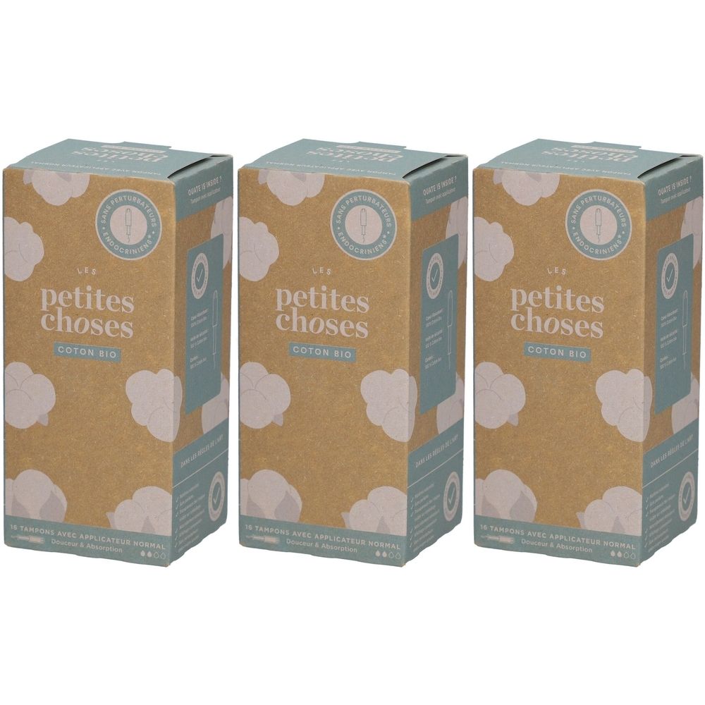 Trois boîtes de tampons en coton bio. Inscription: petites choses, Coton Bio. Emballage avec motif nuages et logo.
