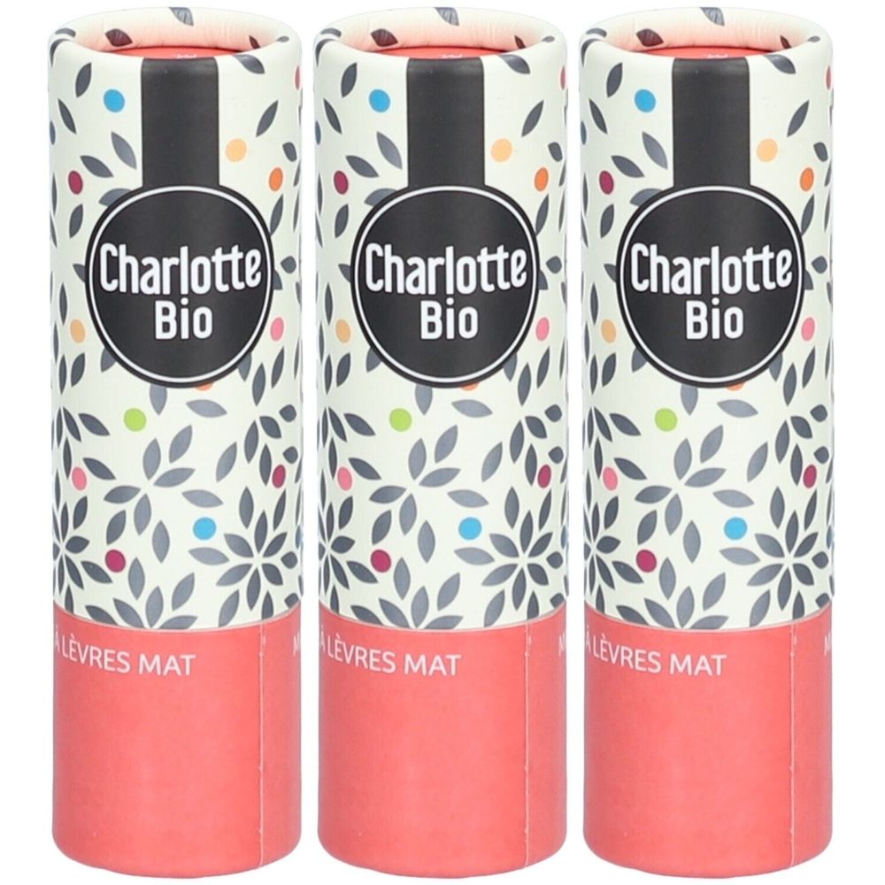 Trois rouges à lèvres en emballage cylindrique. Inscription: Charlotte Bio, LEVRES MAT. Emballage avec motif floral et points colorés.