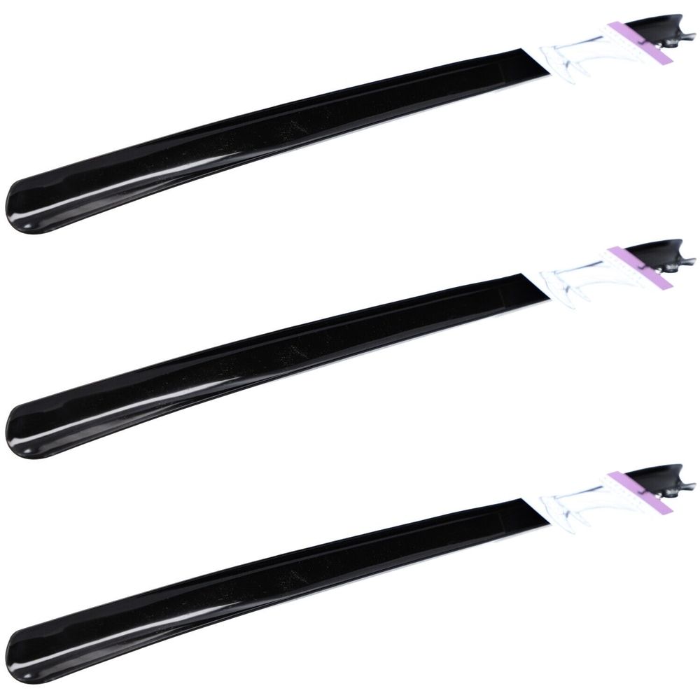 Trois chausse-pieds noirs. Forme allongée avec extrémités arrondies. Poignées avec ruban de papier blanc et ruban adhésif violet.