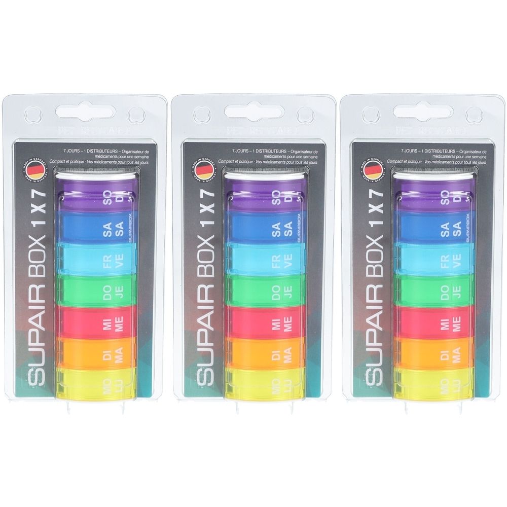 Trois emballages d'un pilulier hebdomadaire. Chaque pilulier a sept compartiments colorés avec les jours de la semaine. Inscription : SUPAIR BOX 1X7.