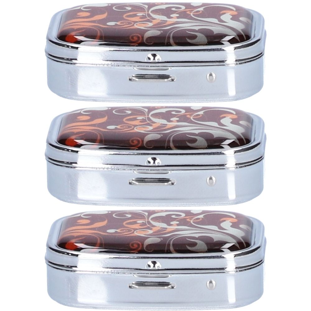 Trois piluliers rectangulaires avec motifs floraux sur le couvercle. Cadre métallique argenté.