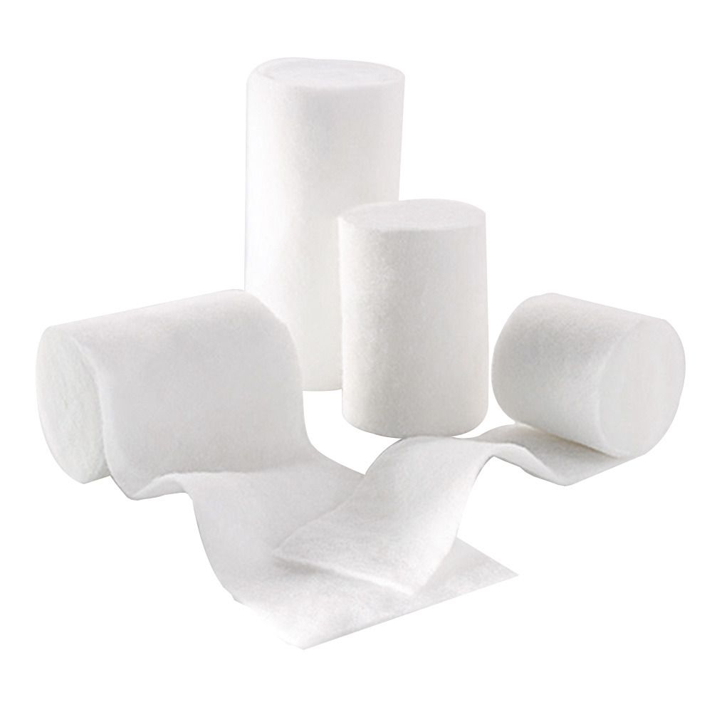 Plusieurs rouleaux et bandes de ouate blanche. Certains sont enroulés, d'autres déroulés. Le matériau est doux.