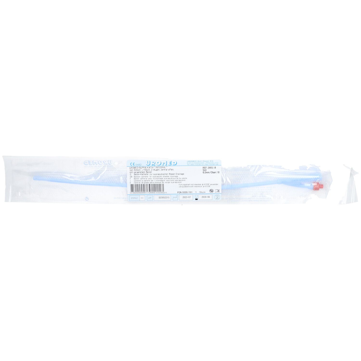 Cathéter dans un emballage transparent. Couleur bleue, raccord rouge. Informations sur le produit sur l'emballage.