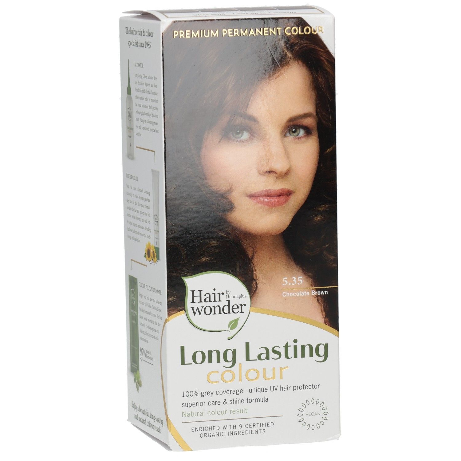Boîte de coloration capillaire. Femme aux cheveux bruns, nom du produit, nuance 5,35 Chocolate Brown.