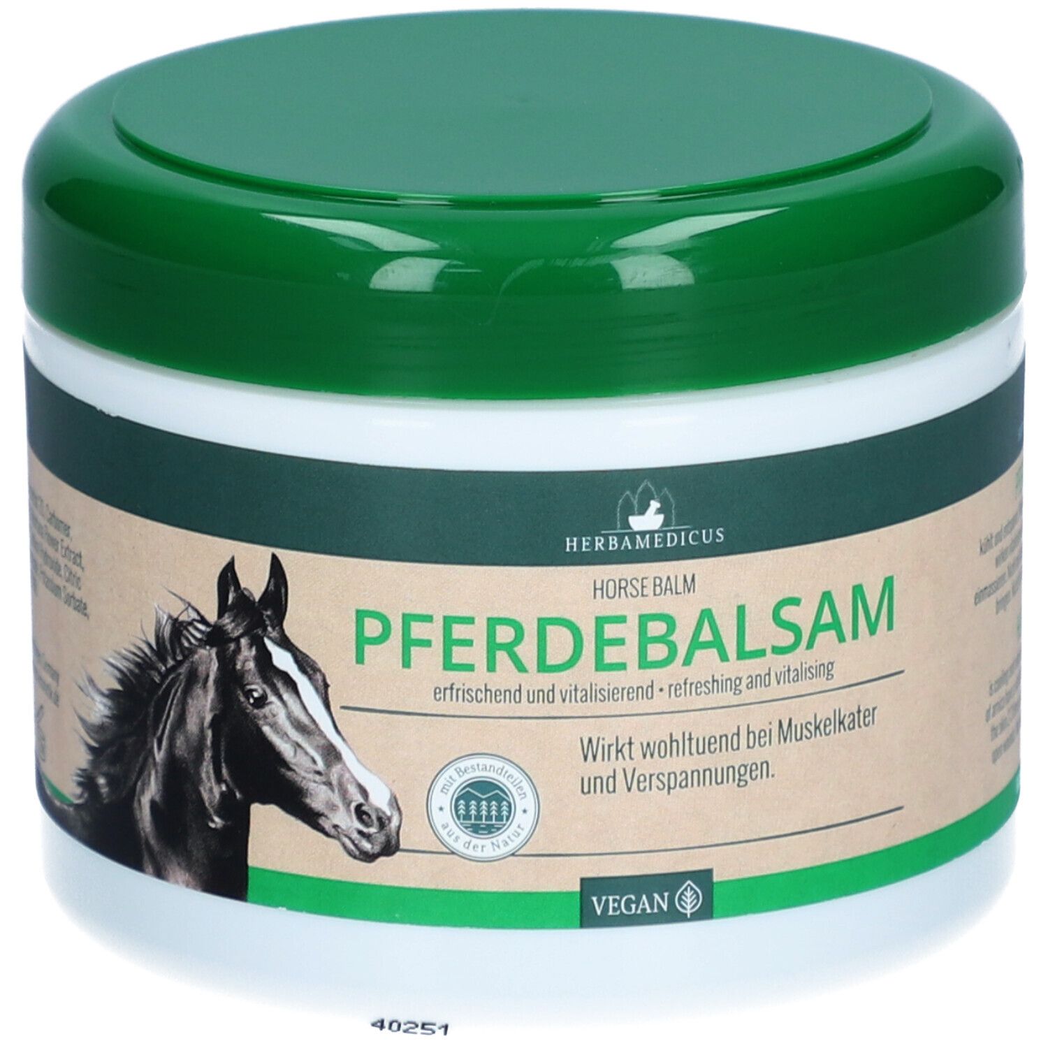 Pot blanc avec couvercle vert. Inscription: HERBAMEDICUS PFERDEBALSAM. Image d'une tête de cheval. Label végétalien.