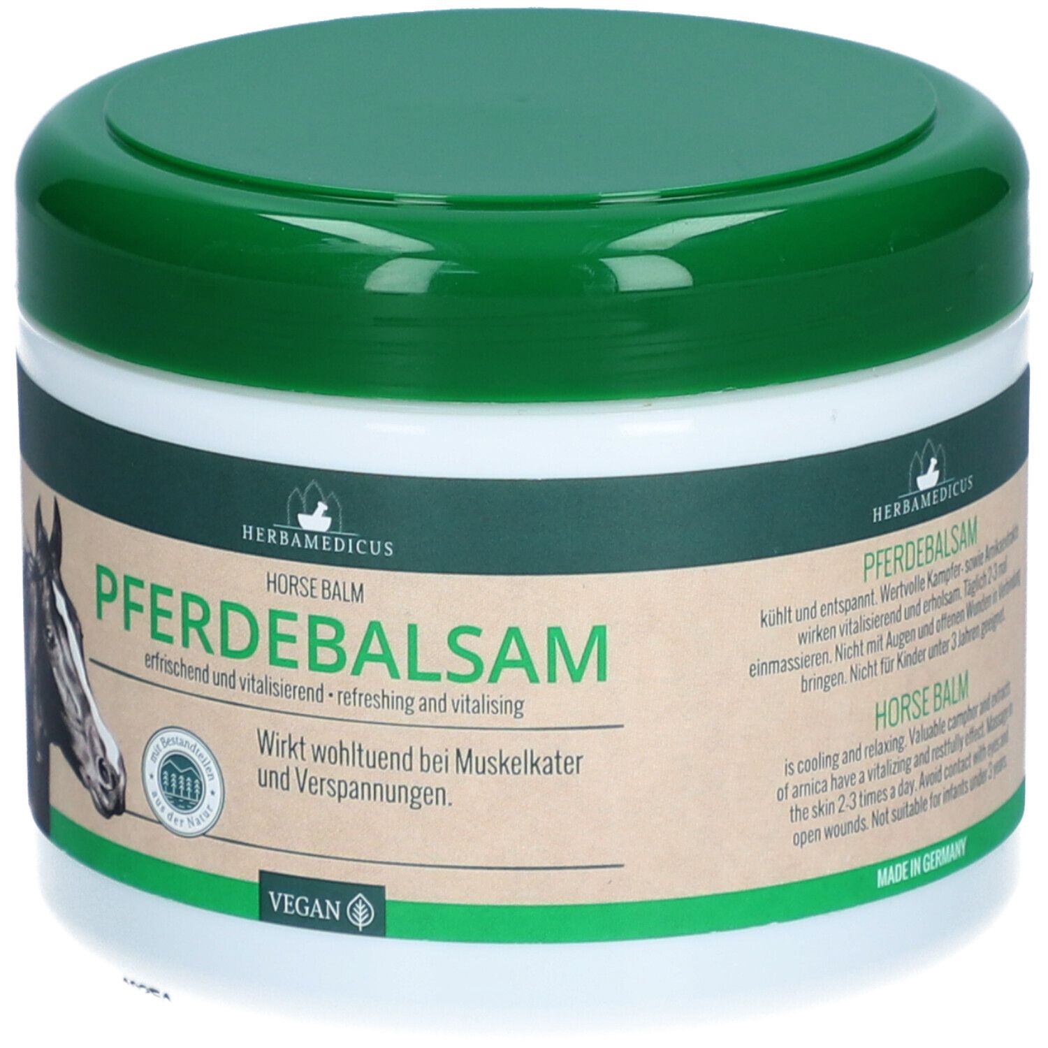 Pot blanc avec couvercle vert. Inscription: HERBAMEDICUS PFERDEBALSAM. Texte et image d'une tête de cheval. Label végétalien.