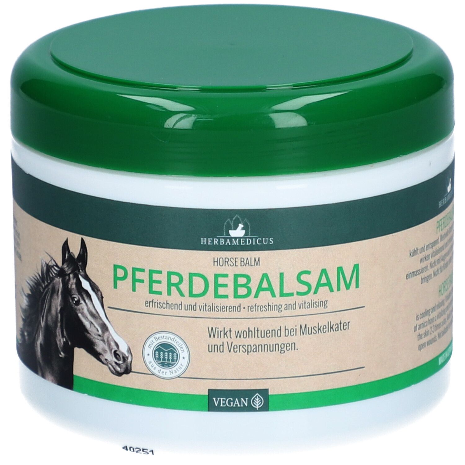 Pot blanc avec couvercle vert. Inscription: HERBAMEDICUS PFERDEBALSAM. Image d'une tête de cheval. Label végétalien.