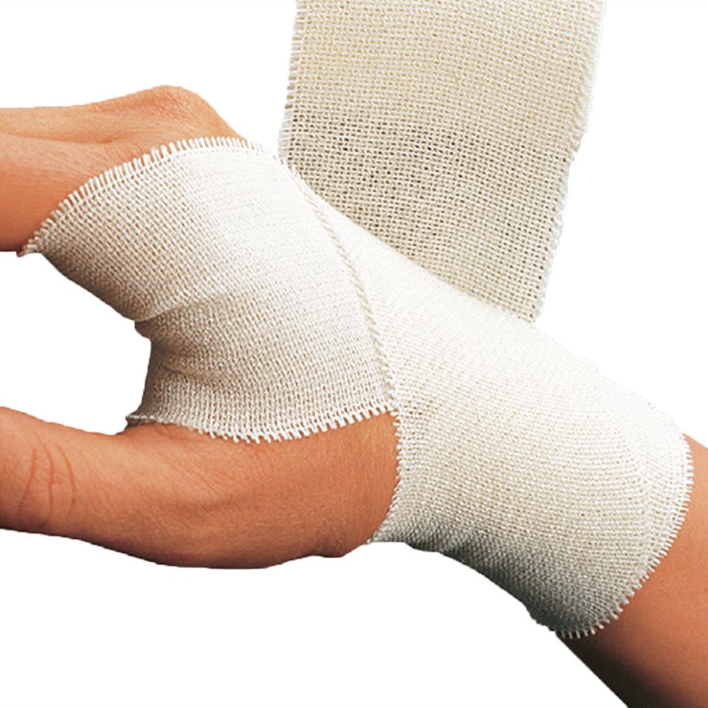 Main bandée avec un bandage blanc. Le bandage couvre le poignet et la base du pouce. Structure du tissu visible.