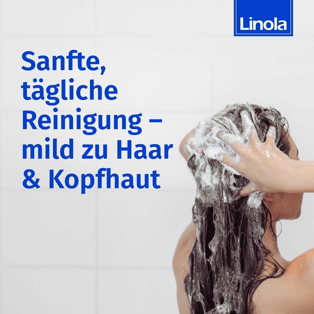 Personne se lave les cheveux avec le shampooing Linola. Texte : Nettoyage doux et quotidien – doux pour les cheveux et le cuir chevelu.