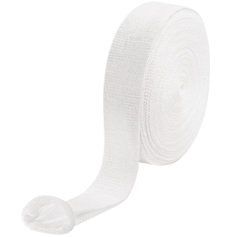Bande tubulaire blanche, enroulée. Textile élastique. Extrémités ouvertes. Vue rapprochée du produit.