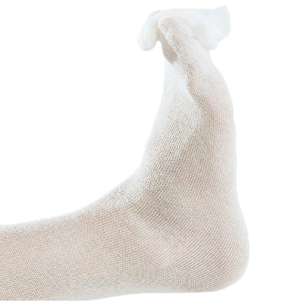 Bande tubulaire blanche, portée sur un pied. Matière tissée.