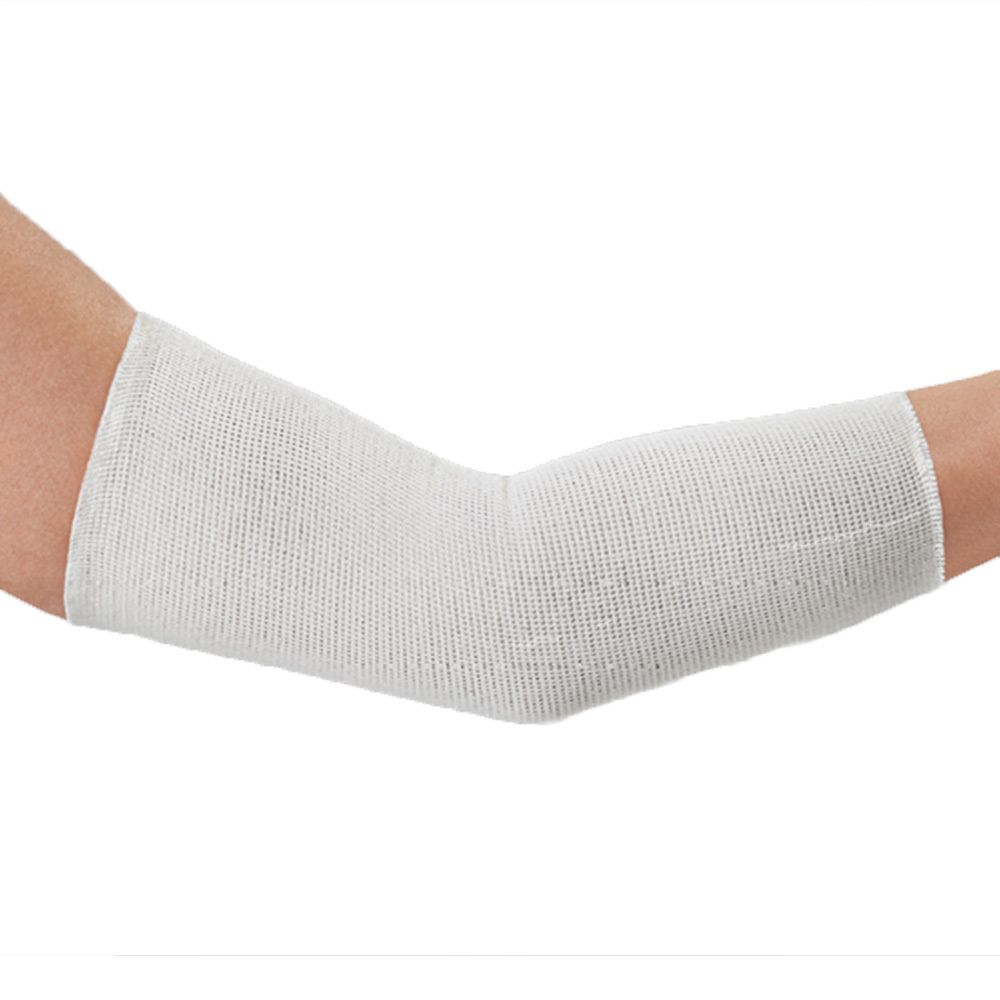 Bande tubulaire élastique blanche sur un bras. Le bandage couvre le coude.