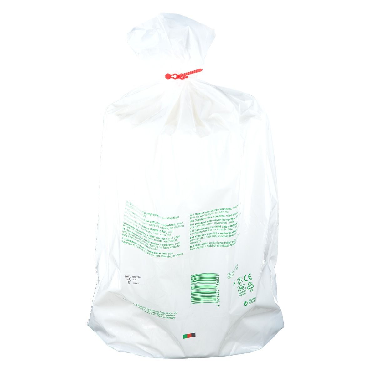 Emballage plastique avec compresse. Fermeture rouge. Inscriptions vertes. Code-barres et marquage CE.