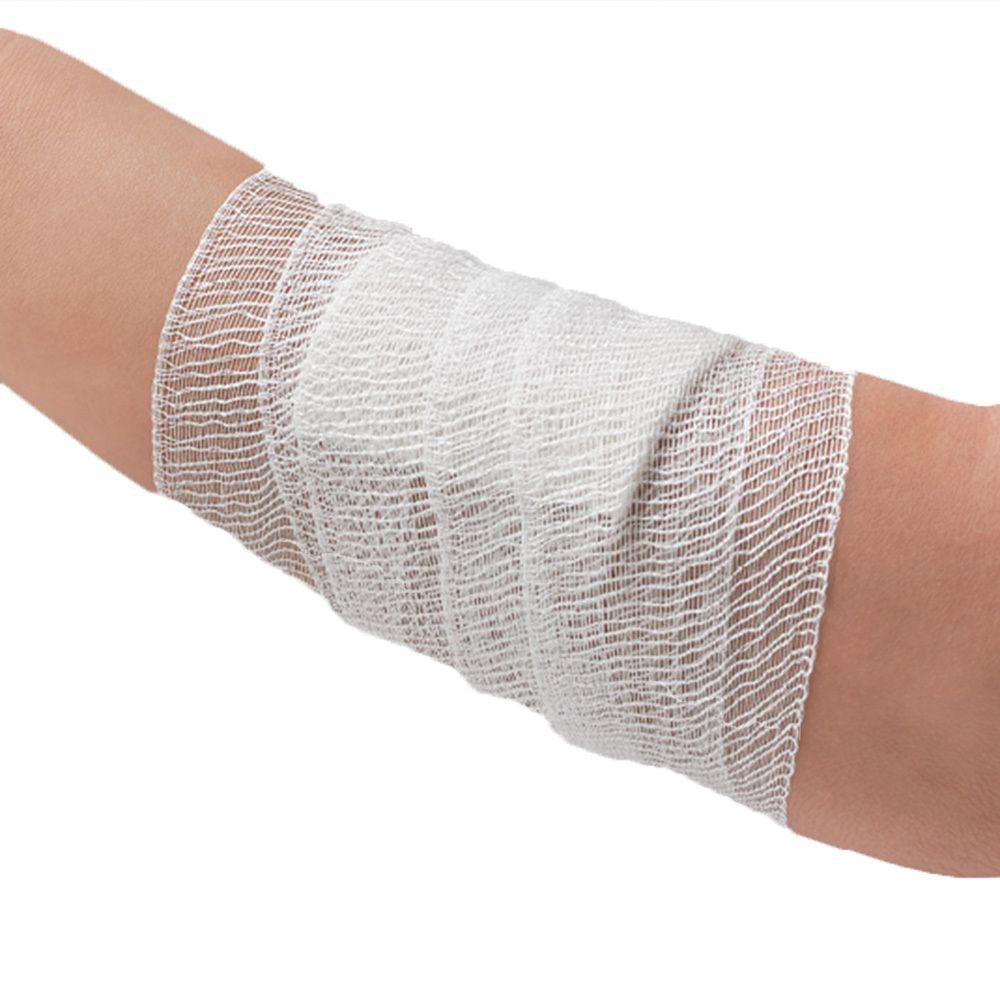 Bras bandé avec un bandage blanc. Le bandage est enroulé autour du bras.