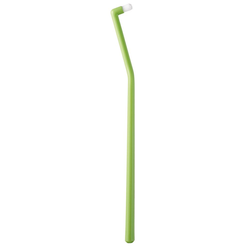 Brosse interdentaire verte. Tête de brosse coudée avec poils blancs. Long manche droit.
