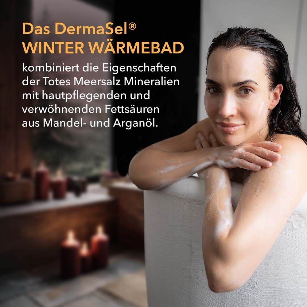Femme dans une baignoire. DermaSel Bain de Chaleur Hivernal. Texte : sels minéraux de la mer Morte avec huile d'amande et d'argan. Bougies en arrière-plan.