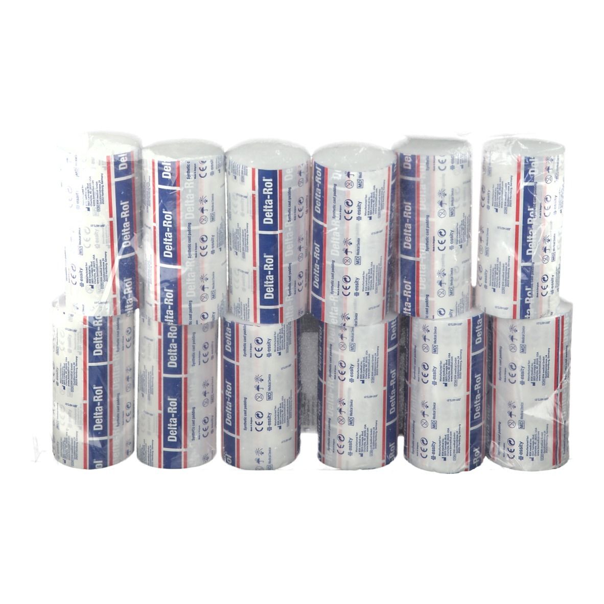 Plusieurs rouleaux de bandages Delta-Rol. Bandages blancs avec texte bleu. Emballés individuellement. Disposés en pile.