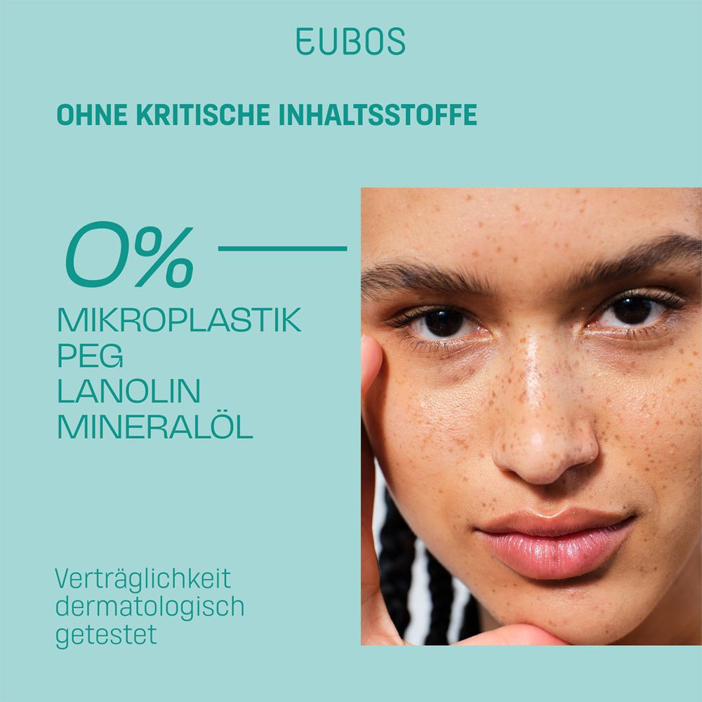 Visage d'une femme. Texte : 0% microplastiques, PEG, lanoline, huile minérale. Testé dermatologiquement. Fond turquoise.