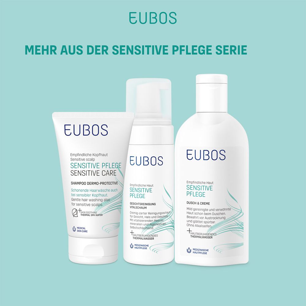 Trois produits de la gamme Sensitive Pflege. Fond turquoise. Shampooing, mousse nettoyante, Douche & Crème.