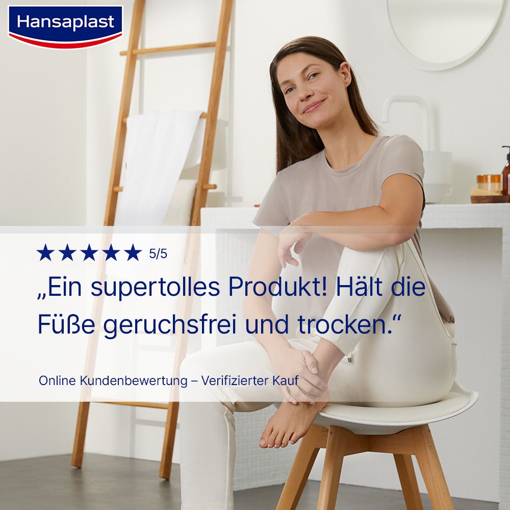 Femme assise sur une chaise et souriante. Texte : « Un super produit ! Garde les pieds sans odeur et secs. »