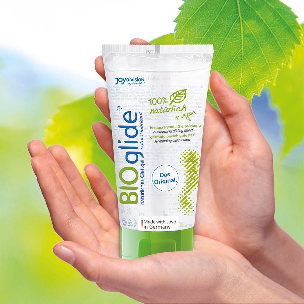 Mains tenant un tube de gel lubrifiant BIOglide, 100% naturel + vegan.