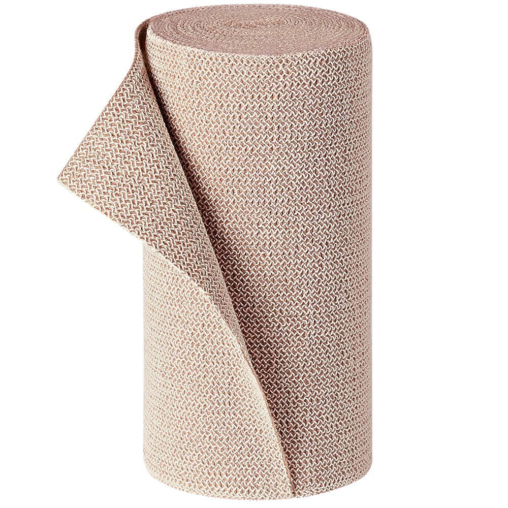 Bandage court beige partiellement déroulé. Structure tissée. Rouleau avec le début du bandage visible.