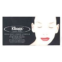 Paquet de Kleenex® Kosmetiktücher. Fond noir, visage de femme. Texte: Doux & Parfait & Discret.