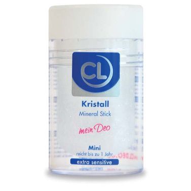 Récipient cylindrique avec couvercle blanc. Étiquette bleue avec logo et informations produit : Kristall Mineral Stick, mein Deo mini extra sensitive.