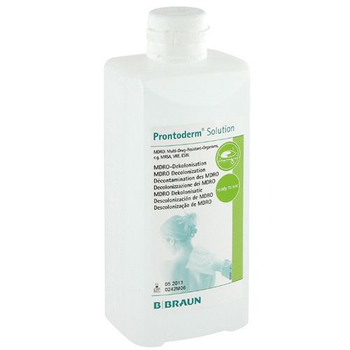 Flacon avec bouchon blanc. Inscription: Prontoderm® Solution. Étiquette verte et blanche. Marque B. Braun.