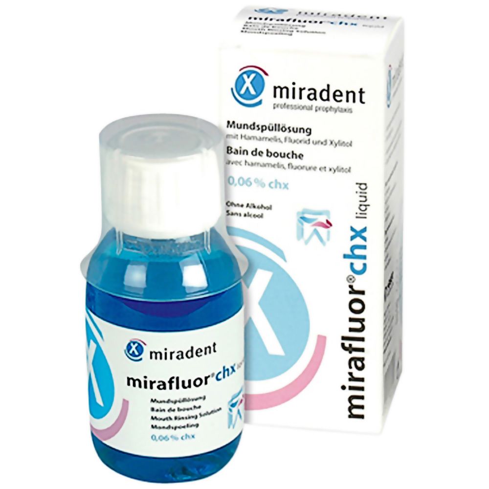 Solution de rinçage buccal bleue en flacon et emballage. Inscription : miradent mirafluor® chx, 0,06 % chx.