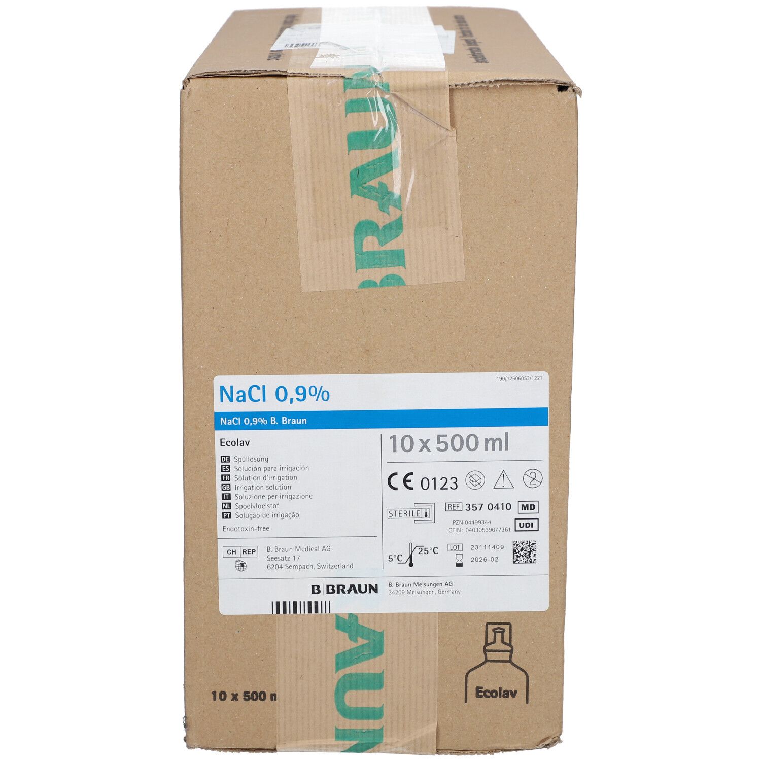 Boîte en carton de NaCl 0,9% B. Braun Ecolav. Inscriptions : NaCl 0,9%, 10 x 500 ml, marquage CE, logo B. Braun.