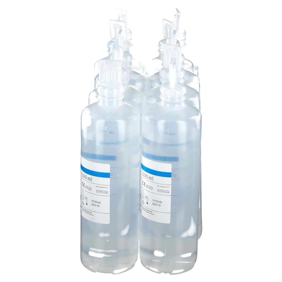 Plusieurs flacons de NaCl 0,9% B. Braun Ecolav. Flacons cylindriques transparents avec étiquette bleue et bouchon.