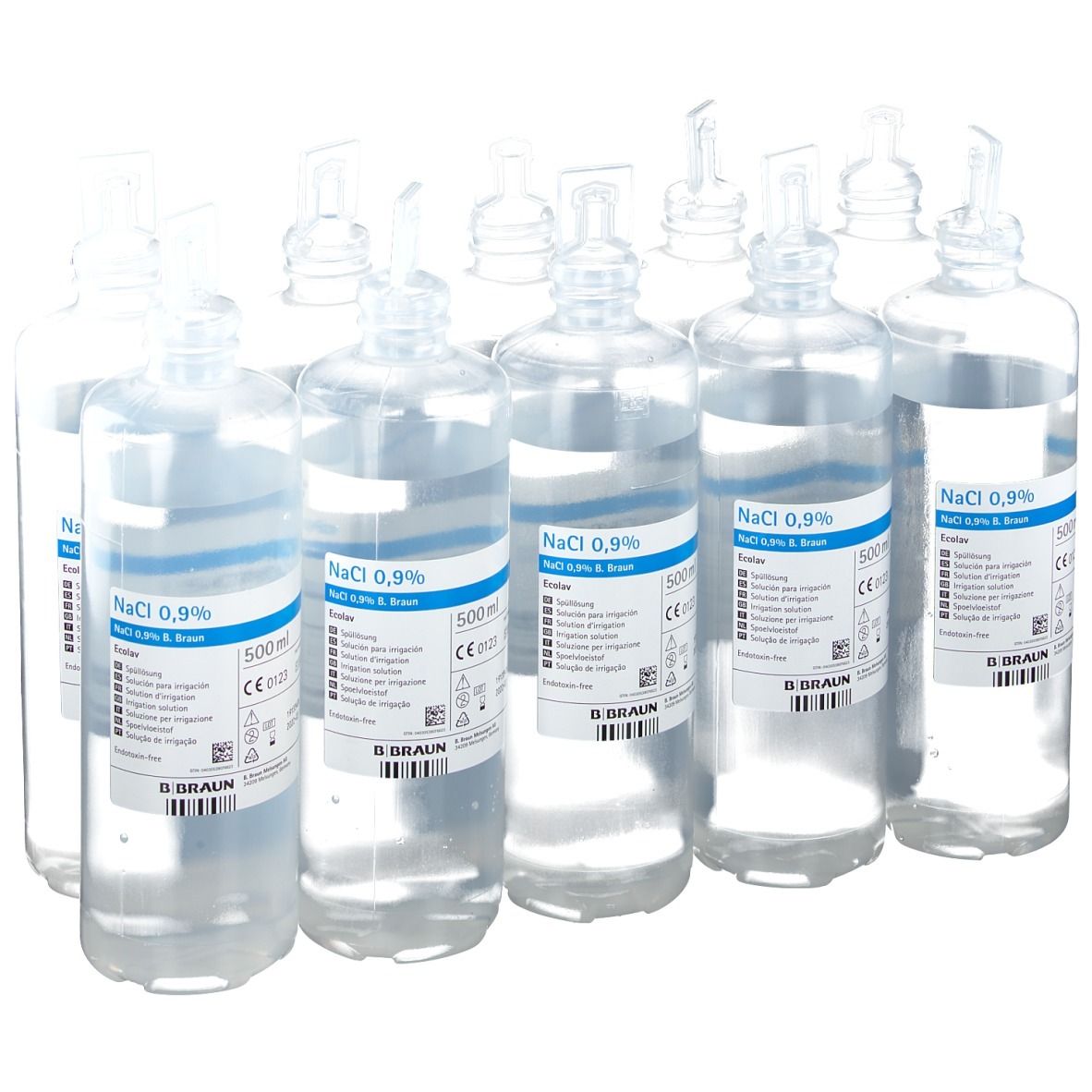 Plusieurs flacons de NaCl 0,9% B. Braun Ecolav. Flacons cylindriques transparents avec étiquette bleue et bouchon.