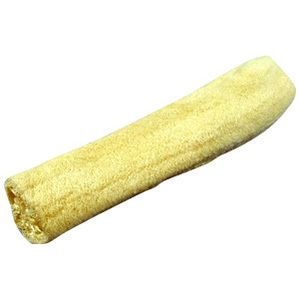 Luffa-Gurke jaune, allongée, en fibre naturelle. Non emballée, vue en diagonale d'en haut.
