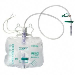 Poche graduée avec tube. Valves et attaches vertes. Logo B. Braun.
