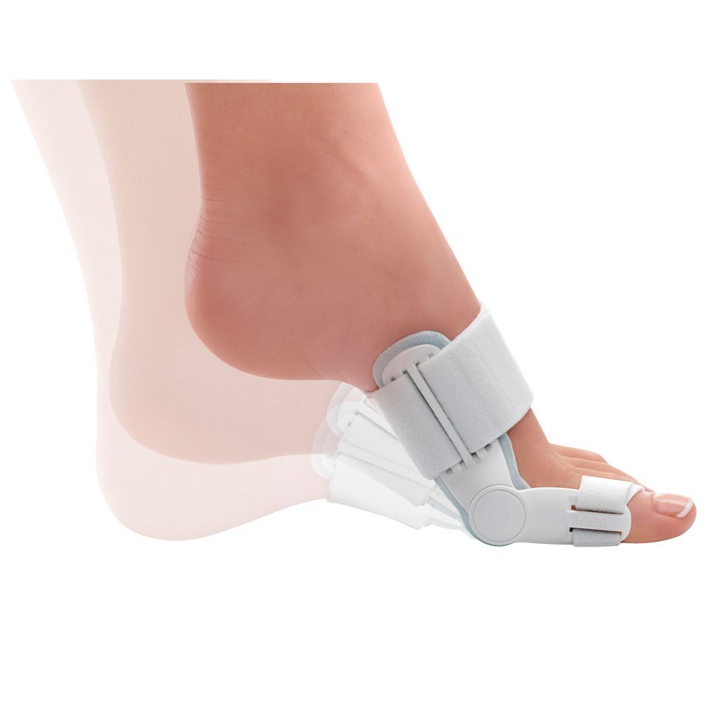 Attelle Hallufix® Hallux Valgus sur pied. Bande blanche avec articulation et protection des orteils. Vue de profil.