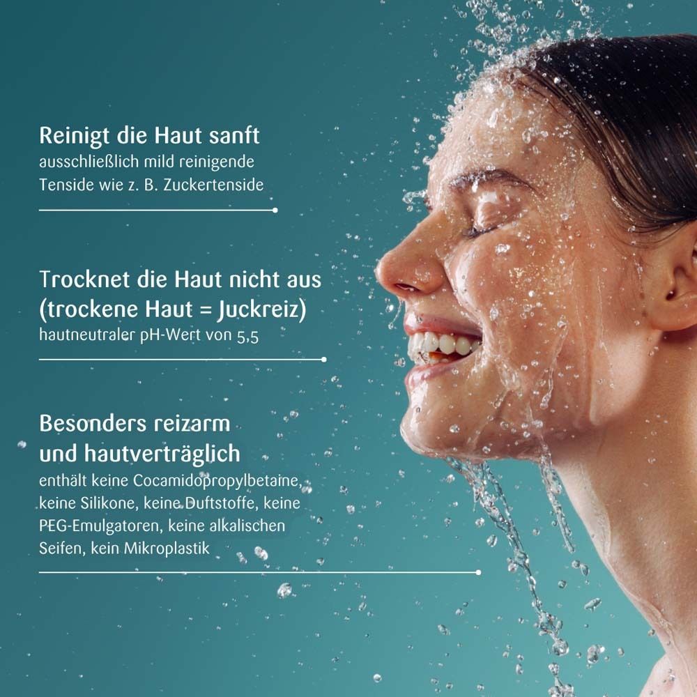 Femme sous la douche. L'eau coule sur son visage. Texte : Nettoie en douceur, ne dessèche pas, tolérance cutanée.