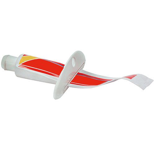 Presse-tube blanc autour d'un tube de dentifrice. Le tube est partiellement pressé.