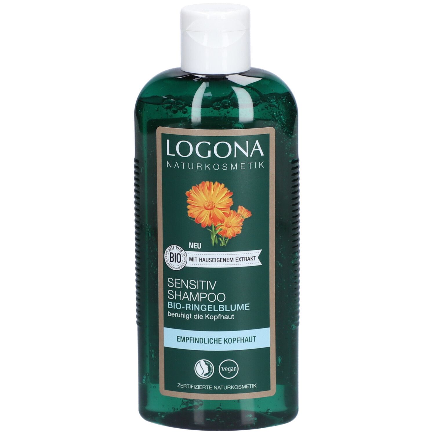 Flacon vert avec bouchon blanc. Inscription LOGONA Naturkosmetik, Sensitiv Shampoo Bio-Ringelblume. Label vegan.