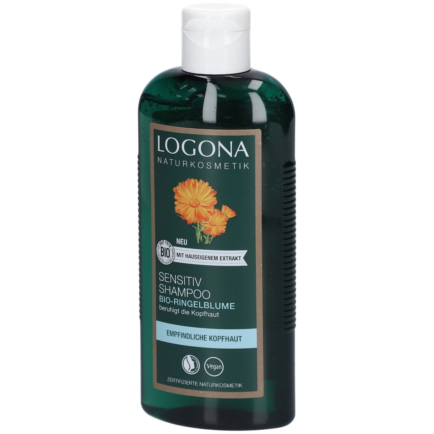 Flacon vert avec bouchon blanc. Inscription LOGONA Naturkosmetik, Sensitiv Shampoo Bio-Ringelblume. Label vegan.